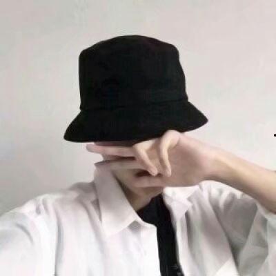 表白现场吃瓜男孩黑帽子,揭秘表白现场幕后真相