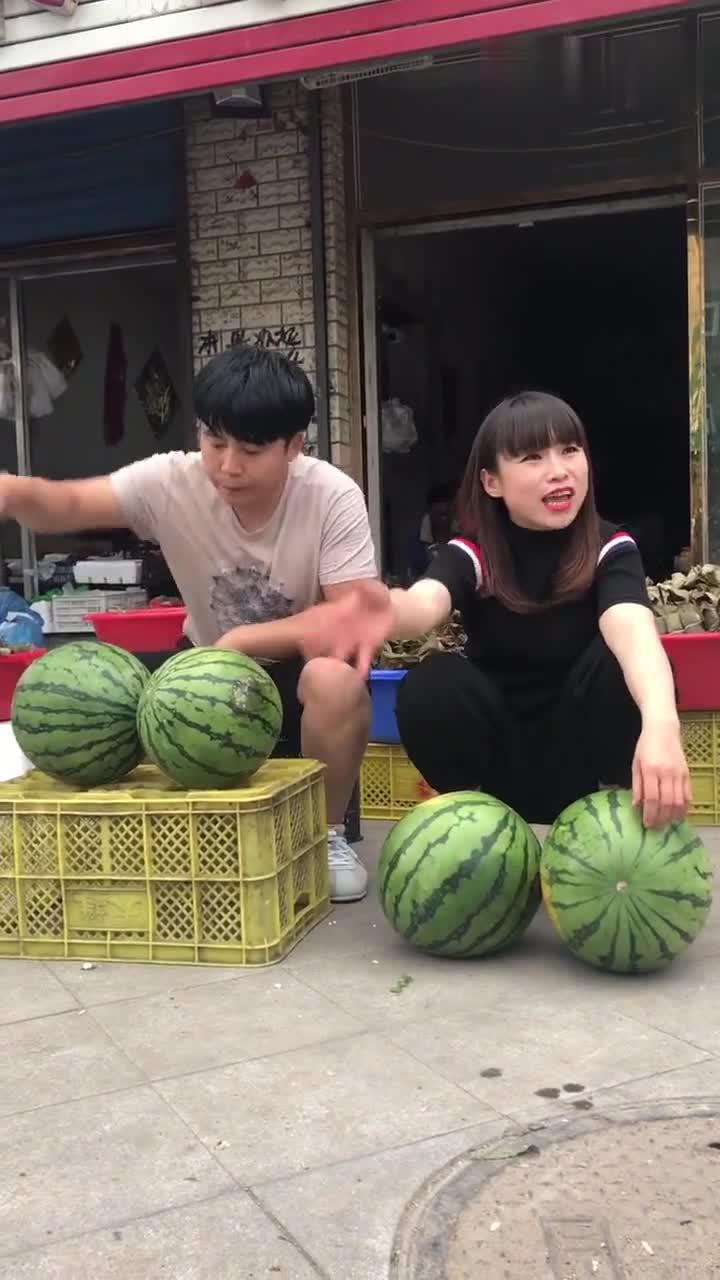 周口卖衣服女吃瓜爆料,揭秘背后惊人真相
