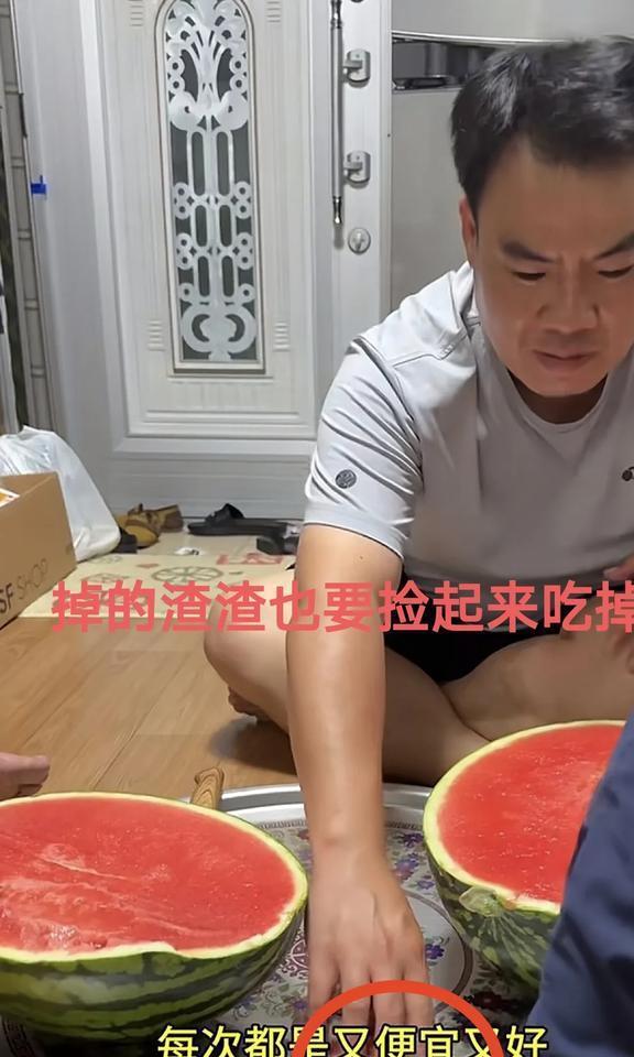 吃瓜爆料博主寝室,揭秘网红背后的真实生活