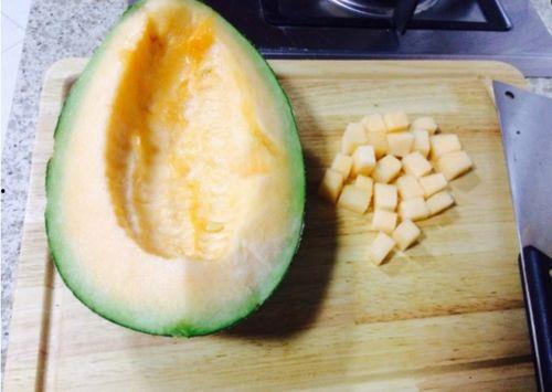 黑妹吃哈密瓜图片高清大图,黑妹畅享哈密瓜美味时光