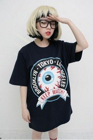 吃瓜眼睛黑t恤女孩,吃瓜女孩的时尚黑T演绎