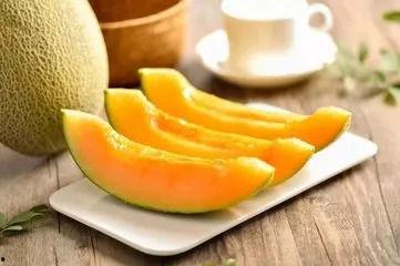 婴儿吃哈密瓜拉黑屎正常吗,婴儿吃哈密瓜后排黑屎是否正常？专家解答