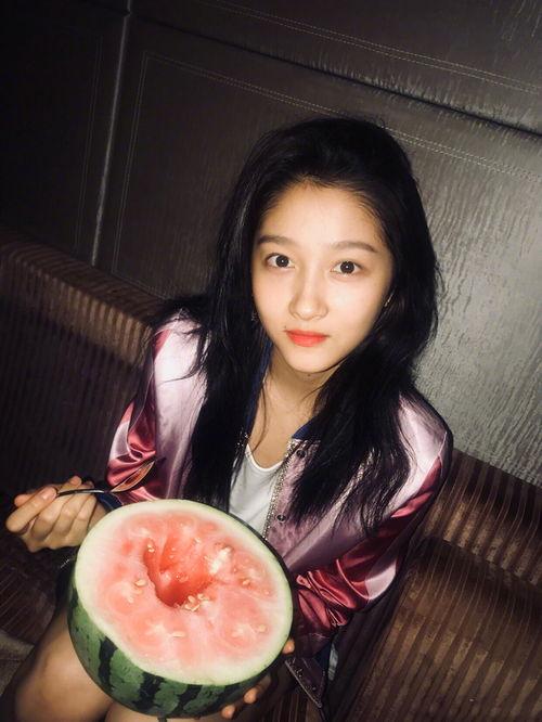 傻大姐吃瓜爆料图片