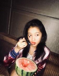 傻大姐吃瓜爆料图片